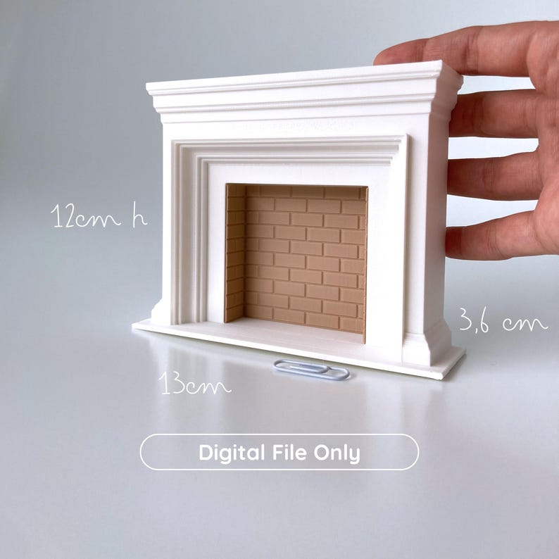 Puede incluir: Una chimenea blanca en miniatura con un interior con dise&ntilde;o de ladrillos. La chimenea mide 12 cm de alto, 13 cm de ancho y 3,6 cm de profundidad. El texto "Digital File Only" es visible en la parte inferior.