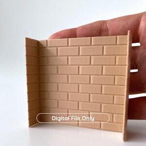 Puede incluir: Una pared de ladrillos en miniatura de color marr&oacute;n claro con el texto "Digital File Only" impreso en la parte delantera. La pared est&aacute; sostenida por una mano y tiene una apariencia tridimensional, con detalles de ladrillos individuales.