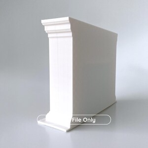 Puede incluir: Una columna arquitect&oacute;nica blanca con forma rectangular y parte superior decorativa. La columna tiene una base y el texto "File Only" es visible en la base.