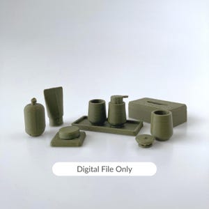 以下が含まれることがあります： オリーブグリーンのミニチュアバスルームアクセサリーセット。ソープディスペンサー、歯ブラシ立て、石鹸付きソープディッシュ、ティッシュボックス、チューブ、ボトルが含まれています。Digital File Onlyというテキストが表示されています。
