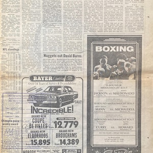 Puede incluir: Un recorte de peri&oacute;dico del 17 de diciembre de 1981, con titulares sobre un partido de hockey de los Flyers y un combate de boxeo. Tambi&eacute;n es visible un anuncio de Bayer Cadillac, con un coche negro y precios de venta.