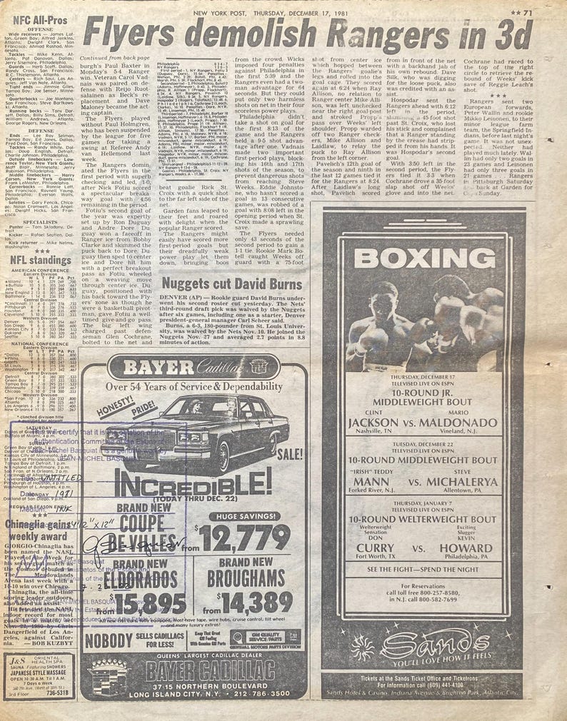 Puede incluir: Un recorte de peri&oacute;dico del 17 de diciembre de 1981, con titulares sobre un partido de hockey de los Flyers y un combate de boxeo. Tambi&eacute;n es visible un anuncio de Bayer Cadillac, con un coche negro y precios de venta.
