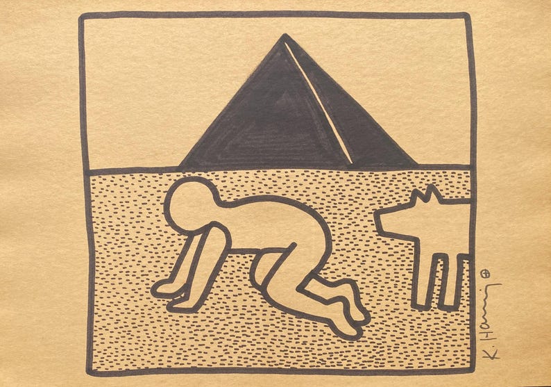 Puede incluir: Un dibujo lineal en blanco y negro sobre papel color beige. La obra de arte representa una figura que gatea, una pir&aacute;mide y una forma de perro. El estilo recuerda la obra de Keith Haring.