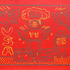 Puede incluir: Obra de arte roja con dibujos lineales amarillos y grises. La palabra "USA" est&aacute; apilada verticalmente a la izquierda. Una figura central con "TV" en el pecho est&aacute; flanqueada por &aacute;ngeles. Un robot con "83" est&aacute; a la derecha.