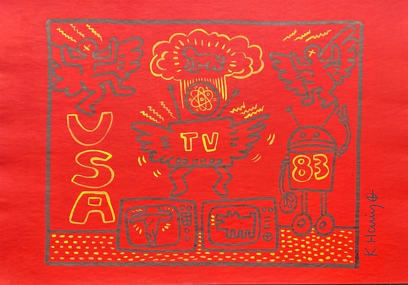 Puede incluir: Obra de arte roja con dibujos lineales amarillos y grises. La palabra "USA" est&aacute; apilada verticalmente a la izquierda. Una figura central con "TV" en el pecho est&aacute; flanqueada por &aacute;ngeles. Un robot con "83" est&aacute; a la derecha.