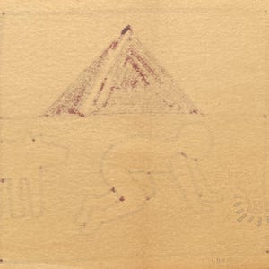 Puede incluir: Un boceto sobre papel de color beige con una forma triangular sobre las letras "MGR" y un dise&ntilde;o circular con texto. El boceto est&aacute; en tonos marrones y rojos, con l&iacute;neas de l&aacute;piz y texto visibles.