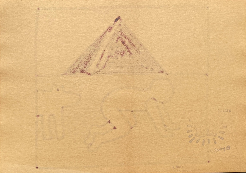 Puede incluir: Un boceto sobre papel de color beige con una forma triangular sobre las letras "MGR" y un dise&ntilde;o circular con texto. El boceto est&aacute; en tonos marrones y rojos, con l&iacute;neas de l&aacute;piz y texto visibles.