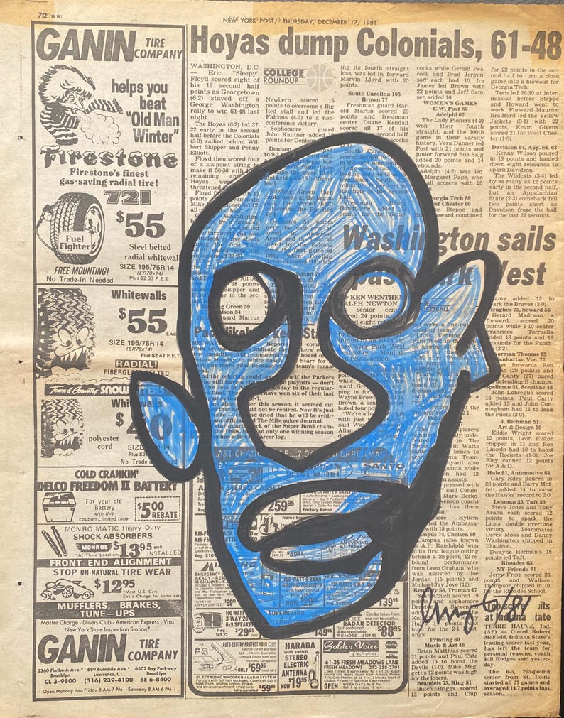 Puede incluir: Una taza de cer&aacute;mica blanca con un asa negra y el texto "But First, Coffee" en negro y negrita. La taza est&aacute; sobre una superficie de madera. La taza mide 10 cm de alto.