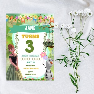 Puede incluir: Una tarjeta de invitación de cumpleaños rectangular con fondo verde y blanco, ilustrada con un personaje en vestido verde y un muñeco de nieve con globos. El texto dice JANE TURNS 3, JOINS US TO CELEBRATE, JULY 13, 14:00 HRS, 123 OLD MILL ROAD, RSVP 1234567894.