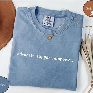 Maglietta minimalista Comfort Colors® per assistente sociale, Advocate Support Empower, regali per assistenti sociali, maglietta unisex tinta in capo, regalo di laurea per assistenti sociali