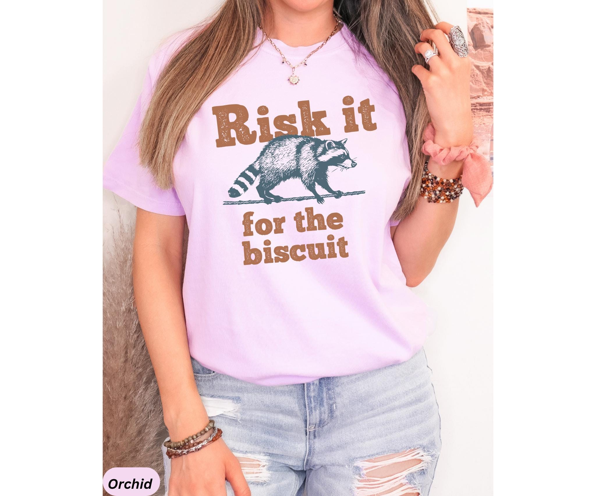Camiseta "Risk It for the Biscuit", divertida camiseta de mapache, camiseta con gráfico vintage, adorable camiseta para amantes de los animales, camiseta estética de gran tamaño.