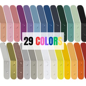 Può includere: Un set di 29 opzioni di colore per un gancio, mostrato come una fila di piccoli ganci rettangolari in vari colori. Il testo "29 COLORS" è visualizzato al centro dell'immagine.