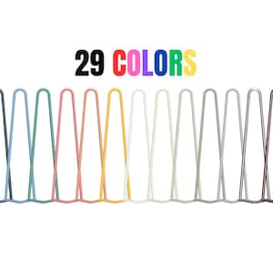 Op de afbeelding: Een verzameling van 29 haarspeldpoten in diverse kleuren, waaronder zwart, blauw, groen, roze, geel, wit en metallic tinten. De poten zijn van metaal en ontworpen voor meubels. De tekst "29 COLORS" staat erboven.