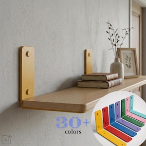 Könnte beinhalten: Ein Holzregal, das mit zwei gelben L-förmigen Metallhalterungen befestigt ist. Ein kreisförmiger Einsatz zeigt sieben weitere Metallhalterungen in Gelb, Rot, Blau, Lila, Grün, Pink und Türkis mit dem Text 30+ colors.