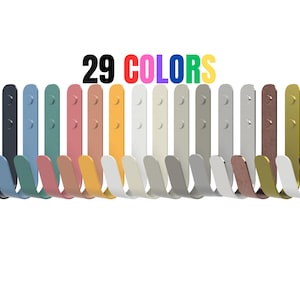 Könnte beinhalten: Ein Satz von 29 bunten Metallhaken. Die Haken haben alle die gleiche Form, aber sie sind in verschiedenen Farben, darunter Schwarz, Blau, Grün, Rot, Orange, Gelb, Braun, Weiß und Grau. Die Haken sind in einer Reihe angeordnet und alle in die gleiche Richtung ausgerichtet. Der Text "29 COLORS" ist über den Haken gedruckt.