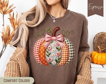 リボン付きパッチワークパンプキングラフィックTシャツ：コンフォートカラーズ オータムシャツ