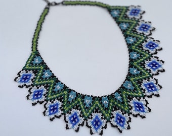 Collana girocollo fatta a mano con perline e frange