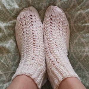 Knitting pattern shell lace ankle socks. PDF download knitting instructions only.