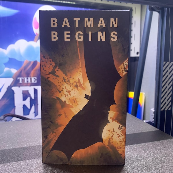Batman inizia a lavorare su una cassetta VHS personalizzata