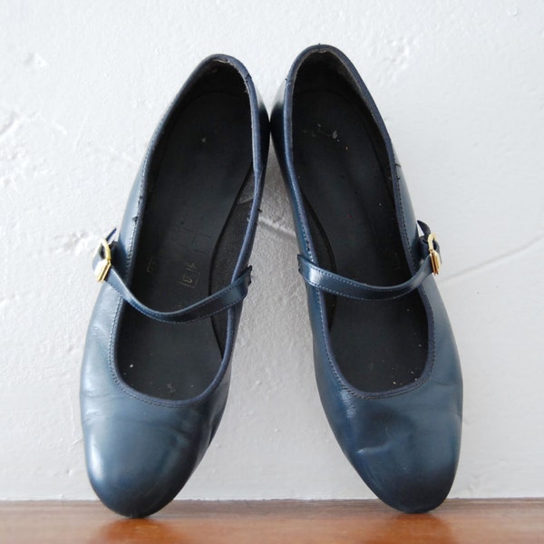 vintage 1980s / navy tic tac toes / flat mary janes / dance shoes / mod / size 7.5US