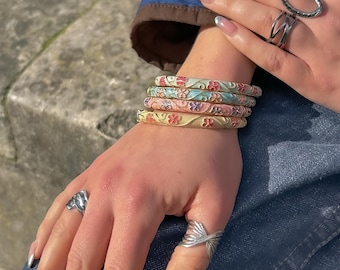 Brazalete de esmalte floral en 4 colores