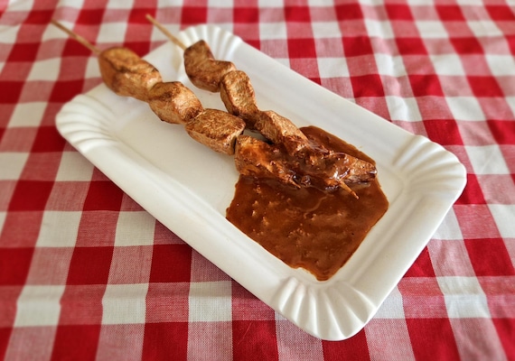 Saté met pindasaus wanddecoratie