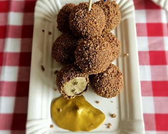 Schaaltje bitterballen met mosterd en vlaggetje