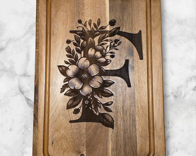 Personalized Cutting Board in Acacia Wood, Built in handles, Perfect for an avid chef or occasional cook