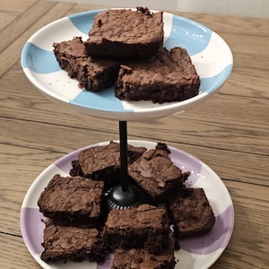 Soporte de cerámica de 2 niveles para cupcakes, postres y frutas con temática de dulces, ideal para el Día de San Valentín.