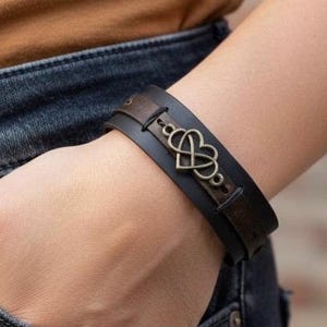 Pulsera de cuero personalizada con dije de corazón infinito, regalo de Navidad imagen 1