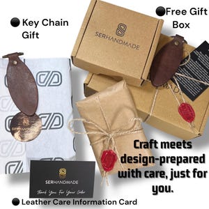 Puede incluir: Una vista cenital de un juego de regalo, que incluye un llavero de cuero marr&oacute;n, paquetes envueltos y cajas de cart&oacute;n. Los paquetes est&aacute;n sellados con sellos de cera roja y atados con hilo. El texto "Craft meets design-prepared with care, just for you" es visible.