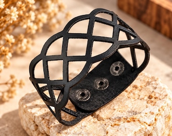 Pulsera tipo brazalete de cuero negro hecha a mano, brazalete de cuero con diseño geométrico calado, cierre ajustable a presión, joyería de cuero genuino.