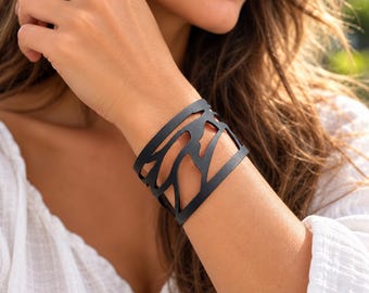Pulsera de cuero personalizada: diseño grabado a mano