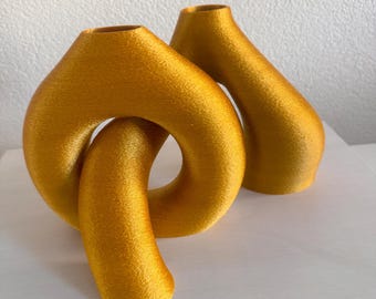 Interlocking ring-shaped vases: a minimalist masterpiece