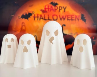 Könnte beinhalten: Vier weiße Geisterfiguren mit verschiedenen Gesichtsausdrücken sind vor einem Halloween-Hintergrund angeordnet. Der Hintergrund zeigt einen großen orangefarbenen Mond mit den Worten "Happy Halloween" und Fledermaus-Silhouetten.