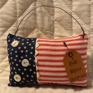 Bandiera americana primitiva da appendere - Rosso Bianco Blu - Dio benedica l'America - Supporto a zig-zag - Da appendere con filo metallico - Bottoni - Cotone tinto a tè