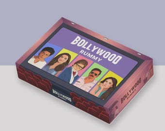 Puede incluir: Caja de juego Bollywood Rummy con ilustraciones de cinco actores. La caja tiene un fondo morado con las palabras "Bollywood Rummy" en blanco. La caja está decorada con ilustraciones de asientos de cine.