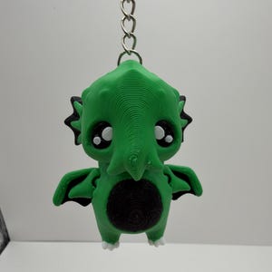 Op de afbeelding: Set van drie keramische mokken met een gespikkelde, matte afwerking. De mokken zijn in crème, lichtgrijs en donkergrijs. Elke mok heeft een minimalistisch ontwerp.