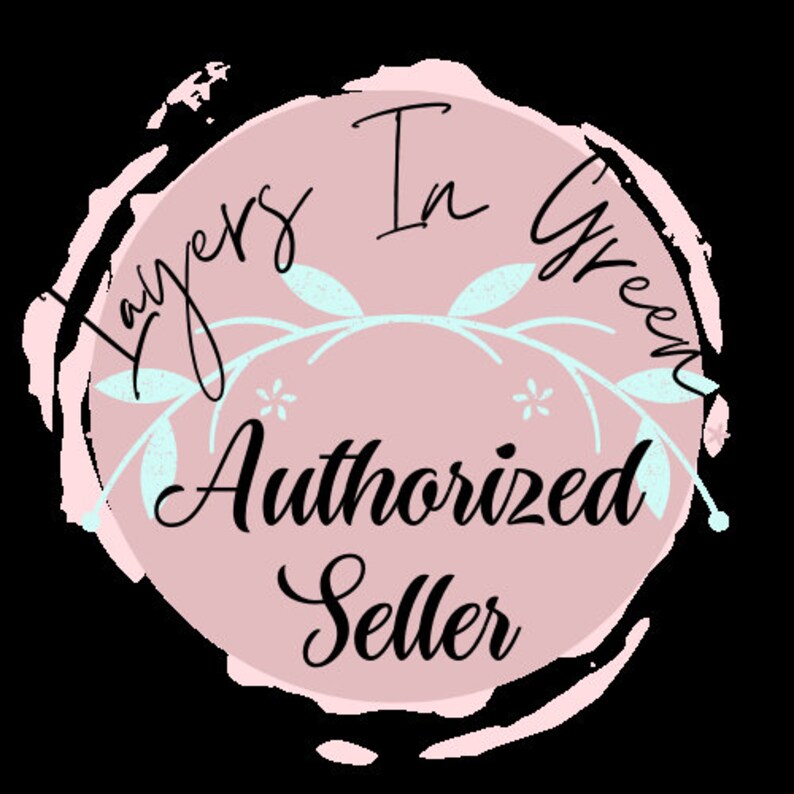 Puede incluir: Un logotipo circular con el texto "Layers In Green" en fuente cursiva, con "Authorized Seller" debajo. El logotipo est&aacute; sobre un fondo rosa con un dise&ntilde;o floral blanco y azul claro.
