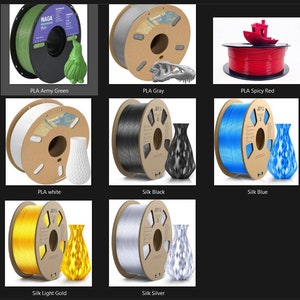 Puede incluir: Una colecci&oacute;n de bobinas de filamento para impresi&oacute;n 3D en varios colores, incluyendo verde, gris, rojo, blanco, negro, azul, dorado y plateado. Cada bobina se muestra con un objeto impreso en 3D, como un gnomo, una calavera de dinosaurio, un barco o un jarr&oacute;n.