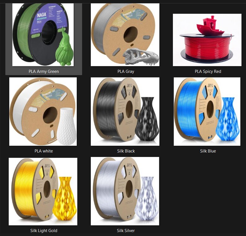 Puede incluir: Una colecci&oacute;n de bobinas de filamento para impresi&oacute;n 3D en varios colores, incluyendo verde, gris, rojo, blanco, negro, azul, dorado y plateado. Cada bobina se muestra con un objeto impreso en 3D, como un gnomo, una calavera de dinosaurio, un barco o un jarr&oacute;n.