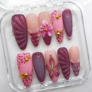 Unhas de flores, unhas pintadas à mão em roxo, unhas de pressão personalizadas, unhas 3D, unhas de gel, unhas de acrílico, unhas postiças, nail art, unhas fofas, unhas florais