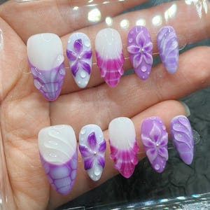 Unhas de flores, unhas pintadas à mão em roxo, unhas de pressão personalizadas, unhas 3D, unhas de gel, unhas de acrílico, unhas postiças, nail art, unhas fofas, unhas florais