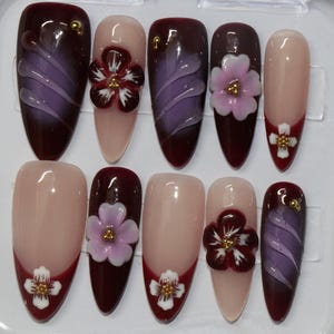 Unhas de casamento, imprensa de flores roxas em unhas de amêndoa, unhas de flores, verão acrílico pintado à mão personalizado, unhas falsas, unhas florais, presente de menina