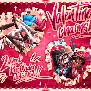 Può includere: Grafica a tema San Valentino con due personaggi dei cartoni animati in cornici a forma di cuore. Il testo "Valentine's Charms!!" è in alto e "2 Week Pre Order LIVE NOW!!" in basso. Lo sfondo è rosso.