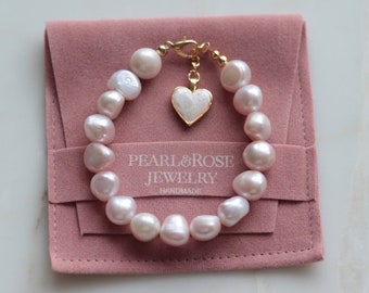 Bracciale con perle d'acqua dolce rosa, ciondolo a forma di cuore riempito d'oro
