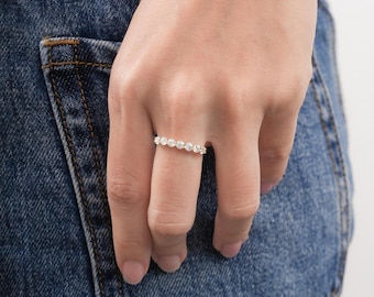 Anillo de media eternidad con diamantes cultivados en laboratorio - Alianza de bodas de oro amarillo de 14 k