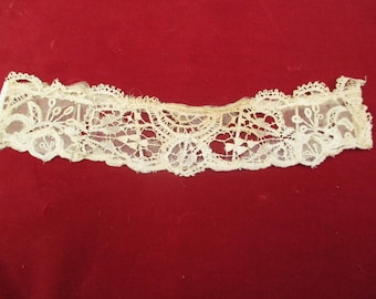 Antiguo collar de encaje de marfil de la época victoriana