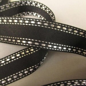 Ruban brodé noir gros-grain avec bordure argentée de 7/8 po. de largeur