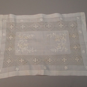 Antique white floral lace fabric embroidered Openwork Runner